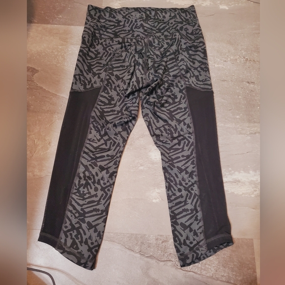 Lululemon Hot To Street Crop leggings. Grey and black patterns. 21 1/2". Size 8. - Picture 5 of 15